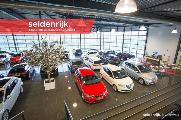 Mercedes-Benz A-Klasse 180 Business Solution AMG | Stoelverwarming | Carplay | Camera | Sfeerverlichting | Navigatie | Full LED | Leder/Alcantara | Widescreen