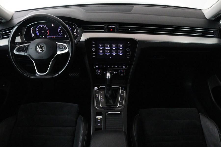 Volkswagen Passat Variant 1.5 TSI Elegance Business R Automaat (CAMERA, NAVIGATIE, AFNEEMBARE TREKHAAK, PDC, ADAPTIVE, GOED ONDH)