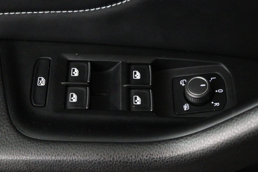 Volkswagen Passat Variant 1.5 TSI Elegance Business R Automaat (CAMERA, NAVIGATIE, AFNEEMBARE TREKHAAK, PDC, ADAPTIVE, GOED ONDH)