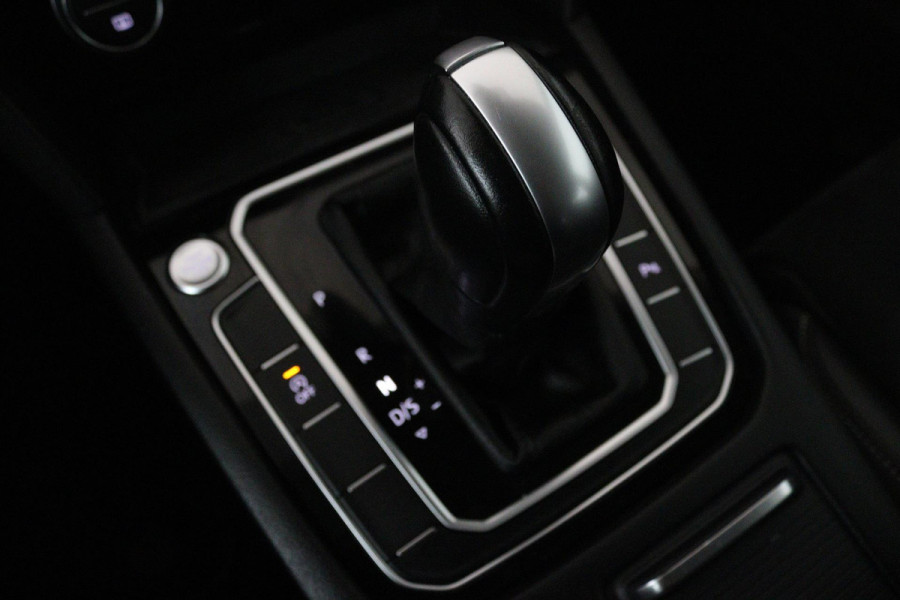 Volkswagen Passat Variant 1.5 TSI Elegance Business R Automaat (CAMERA, NAVIGATIE, AFNEEMBARE TREKHAAK, PDC, ADAPTIVE, GOED ONDH)