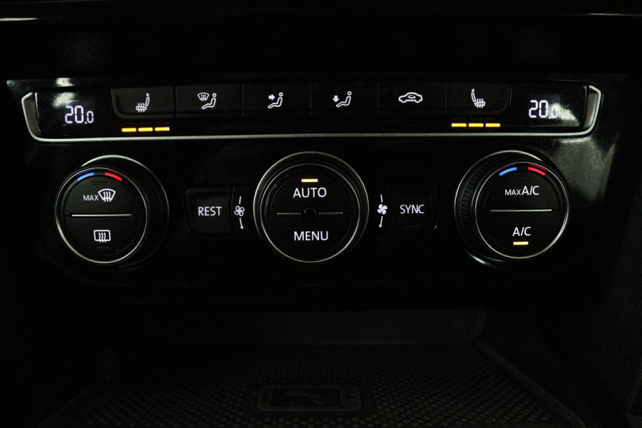 Volkswagen Passat Variant 1.5 TSI Elegance Business R Automaat (CAMERA, NAVIGATIE, AFNEEMBARE TREKHAAK, PDC, ADAPTIVE, GOED ONDH)