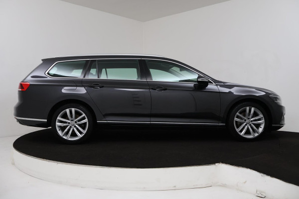 Volkswagen Passat Variant 1.5 TSI Elegance Business R Automaat (CAMERA, NAVIGATIE, AFNEEMBARE TREKHAAK, PDC, ADAPTIVE, GOED ONDH)
