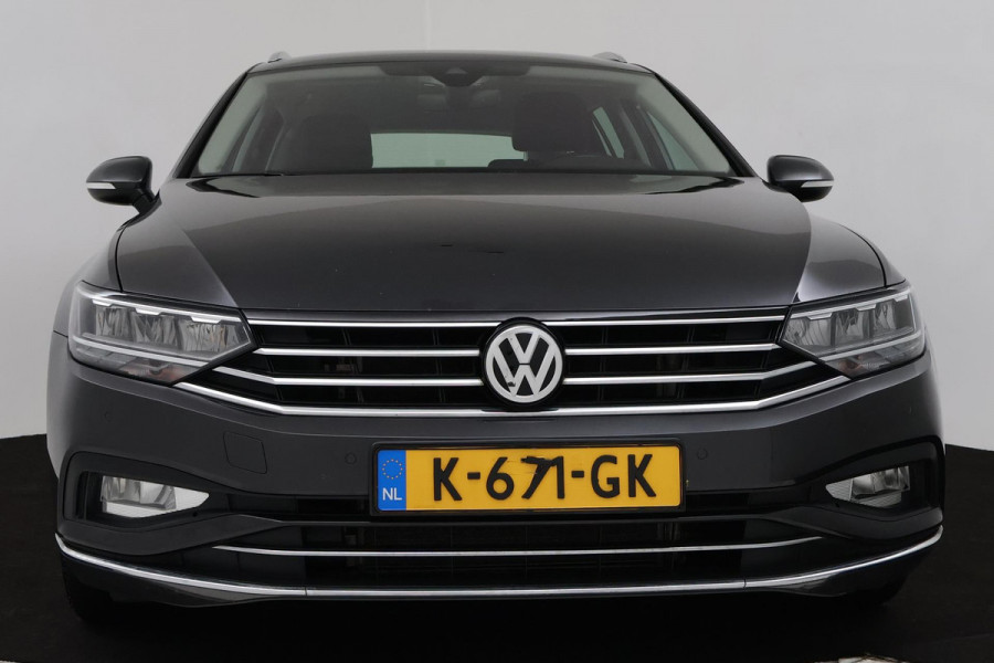 Volkswagen Passat Variant 1.5 TSI Elegance Business R Automaat (CAMERA, NAVIGATIE, AFNEEMBARE TREKHAAK, PDC, ADAPTIVE, GOED ONDH)