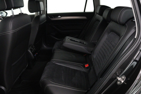 Volkswagen Passat Variant 1.5 TSI Elegance Business R Automaat (CAMERA, NAVIGATIE, AFNEEMBARE TREKHAAK, PDC, ADAPTIVE, GOED ONDH)