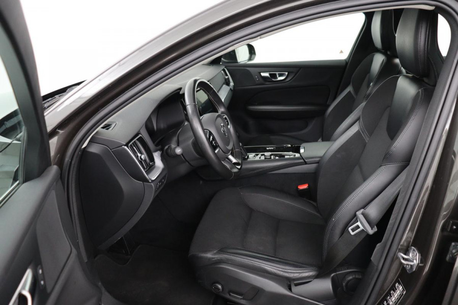 Volvo V60 2.0 T6 Twin Engine AWD Momentum Pro | Panoramadak | Trekhaak | Adaptive cruise | Stoelverwarming | Navigatie | Full LED