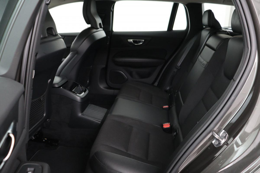 Volvo V60 2.0 T6 Twin Engine AWD Momentum Pro | Panoramadak | Trekhaak | Adaptive cruise | Stoelverwarming | Navigatie | Full LED