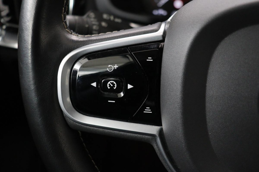 Volvo V60 2.0 T6 Twin Engine AWD Momentum Pro | Panoramadak | Trekhaak | Adaptive cruise | Stoelverwarming | Navigatie | Full LED