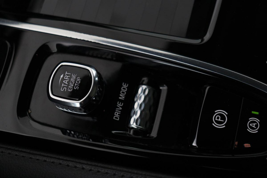 Volvo V60 2.0 T6 Twin Engine AWD Momentum Pro | Panoramadak | Trekhaak | Adaptive cruise | Stoelverwarming | Navigatie | Full LED