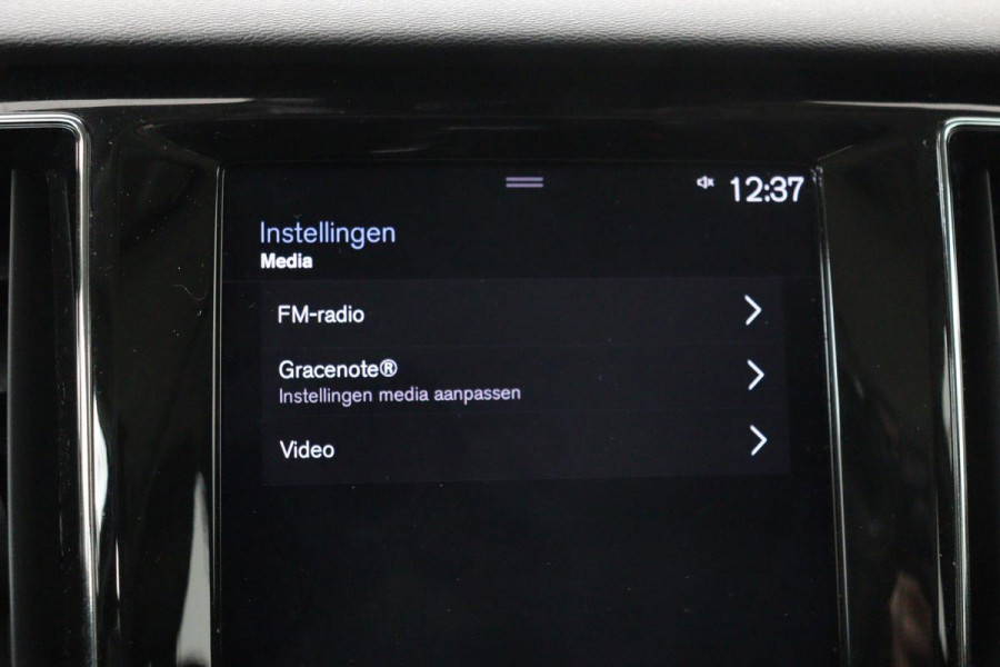 Volvo V60 2.0 T6 Twin Engine AWD Momentum Pro | Panoramadak | Trekhaak | Adaptive cruise | Stoelverwarming | Navigatie | Full LED