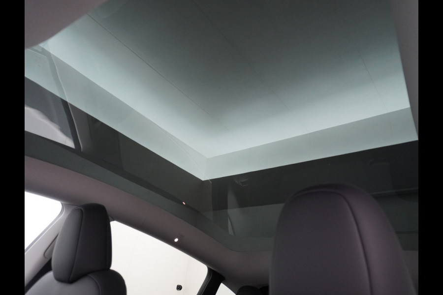 Tesla Model Y RWD 60kWh LFP 300PK Warmtepomp FSD-Computer 3 Auto-Pilot Sleutel-loos(via-GSM) Leder Premium Audio Camera's Panormadak Adap.Crui Elektr. Acht.klep WiFi Priv.Glass AEB ASR ESP IsoFix Connected-Services 1600kg Trekvermogen Orig.NLse Auto Accu-Garantie 6-2031/160.000km 1e Eigenaar 11kw thuis of snelladen tot 170kWh Slechts 13dkm