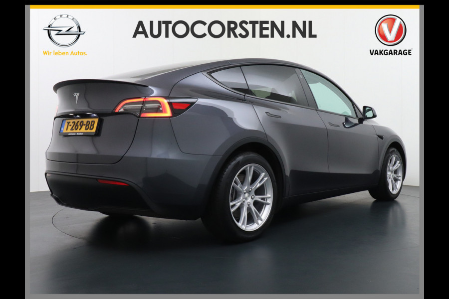 Tesla Model Y RWD 60kWh LFP 300PK Warmtepomp FSD-Computer 3 Auto-Pilot Sleutel-loos(via-GSM) Leder Premium Audio Camera's Panormadak Adap.Crui Elektr. Acht.klep WiFi Priv.Glass AEB ASR ESP IsoFix Connected-Services 1600kg Trekvermogen Orig.NLse Auto Accu-Garantie 6-2031/160.000km 1e Eigenaar 11kw thuis of snelladen tot 170kWh Slechts 13dkm