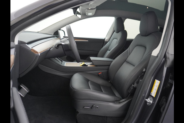Tesla Model Y RWD 60kWh LFP 300PK Warmtepomp FSD-Computer 3 Auto-Pilot Sleutel-loos(via-GSM) Leder Premium Audio Camera's Panormadak Adap.Crui Elektr. Acht.klep WiFi Priv.Glass AEB ASR ESP IsoFix Connected-Services 1600kg Trekvermogen Orig.NLse Auto Accu-Garantie 6-2031/160.000km 1e Eigenaar 11kw thuis of snelladen tot 170kWh Slechts 13dkm
