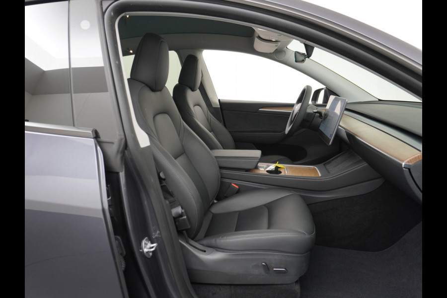 Tesla Model Y RWD 60kWh LFP 300PK Warmtepomp FSD-Computer 3 Auto-Pilot Sleutel-loos(via-GSM) Leder Premium Audio Camera's Panormadak Adap.Crui Elektr. Acht.klep WiFi Priv.Glass AEB ASR ESP IsoFix Connected-Services 1600kg Trekvermogen Orig.NLse Auto Accu-Garantie 6-2031/160.000km 1e Eigenaar 11kw thuis of snelladen tot 170kWh Slechts 13dkm