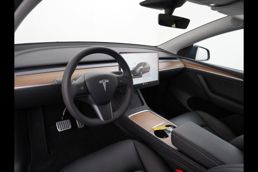 Tesla Model Y RWD 60kWh LFP 300PK Warmtepomp FSD-Computer 3 Auto-Pilot Sleutel-loos(via-GSM) Leder Premium Audio Camera's Panormadak Adap.Crui Elektr. Acht.klep WiFi Priv.Glass AEB ASR ESP IsoFix Connected-Services 1600kg Trekvermogen Orig.NLse Auto Accu-Garantie 6-2031/160.000km 1e Eigenaar 11kw thuis of snelladen tot 170kWh Slechts 13dkm
