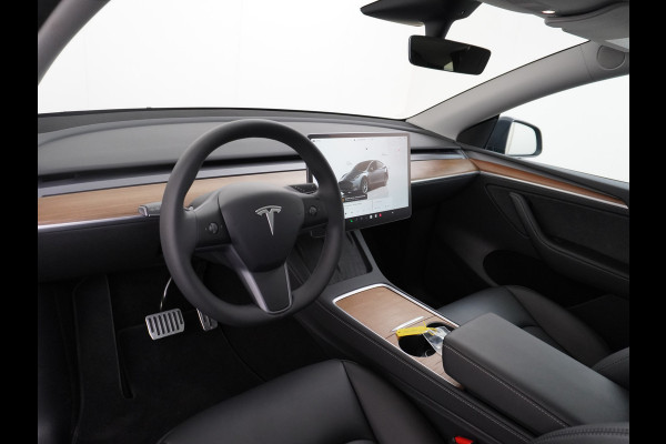 Tesla Model Y RWD 60kWh LFP 300PK Warmtepomp FSD-Computer 3 Auto-Pilot Sleutel-loos(via-GSM) Leder Premium Audio Camera's Panormadak Adap.Crui Elektr. Acht.klep WiFi Priv.Glass AEB ASR ESP IsoFix Connected-Services 1600kg Trekvermogen Orig.NLse Auto Accu-Garantie 6-2031/160.000km 1e Eigenaar 11kw thuis of snelladen tot 170kWh Slechts 13dkm