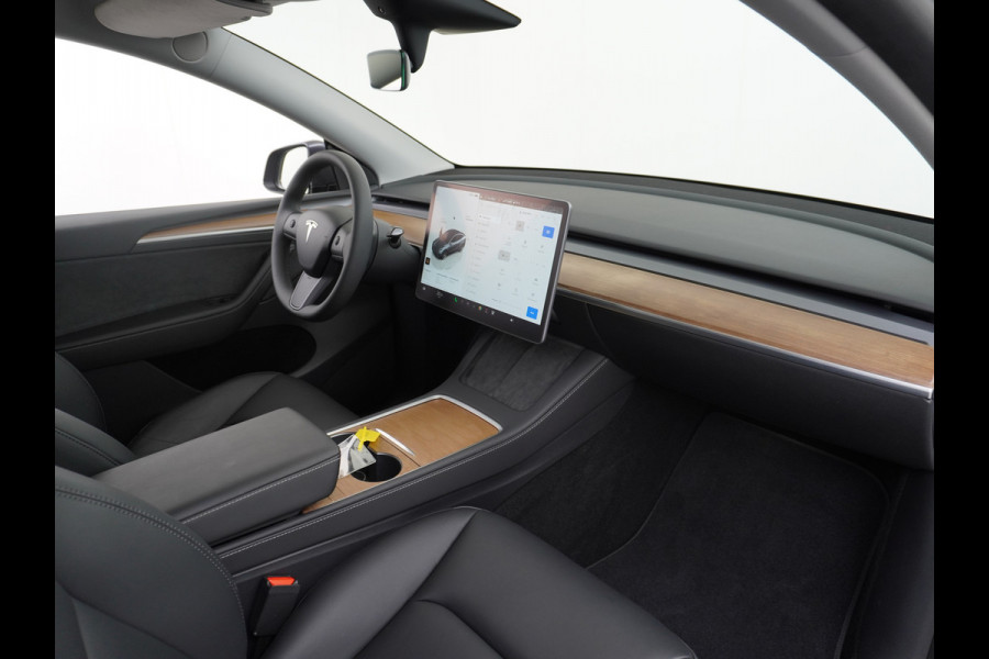 Tesla Model Y RWD 60kWh LFP 300PK Warmtepomp FSD-Computer 3 Auto-Pilot Sleutel-loos(via-GSM) Leder Premium Audio Camera's Panormadak Adap.Crui Elektr. Acht.klep WiFi Priv.Glass AEB ASR ESP IsoFix Connected-Services 1600kg Trekvermogen Orig.NLse Auto Accu-Garantie 6-2031/160.000km 1e Eigenaar 11kw thuis of snelladen tot 170kWh Slechts 13dkm
