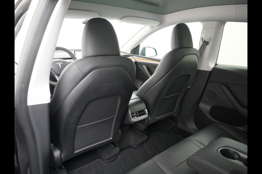 Tesla Model Y RWD 60kWh LFP 300PK Warmtepomp FSD-Computer 3 Auto-Pilot Sleutel-loos(via-GSM) Leder Premium Audio Camera's Panormadak Adap.Crui Elektr. Acht.klep WiFi Priv.Glass AEB ASR ESP IsoFix Connected-Services 1600kg Trekvermogen Orig.NLse Auto Accu-Garantie 6-2031/160.000km 1e Eigenaar 11kw thuis of snelladen tot 170kWh Slechts 13dkm