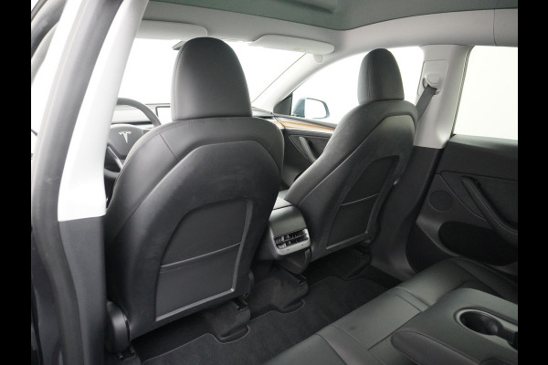 Tesla Model Y RWD 60kWh LFP 300PK Warmtepomp FSD-Computer 3 Auto-Pilot Sleutel-loos(via-GSM) Leder Premium Audio Camera's Panormadak Adap.Crui Elektr. Acht.klep WiFi Priv.Glass AEB ASR ESP IsoFix Connected-Services 1600kg Trekvermogen Orig.NLse Auto Accu-Garantie 6-2031/160.000km 1e Eigenaar 11kw thuis of snelladen tot 170kWh Slechts 13dkm