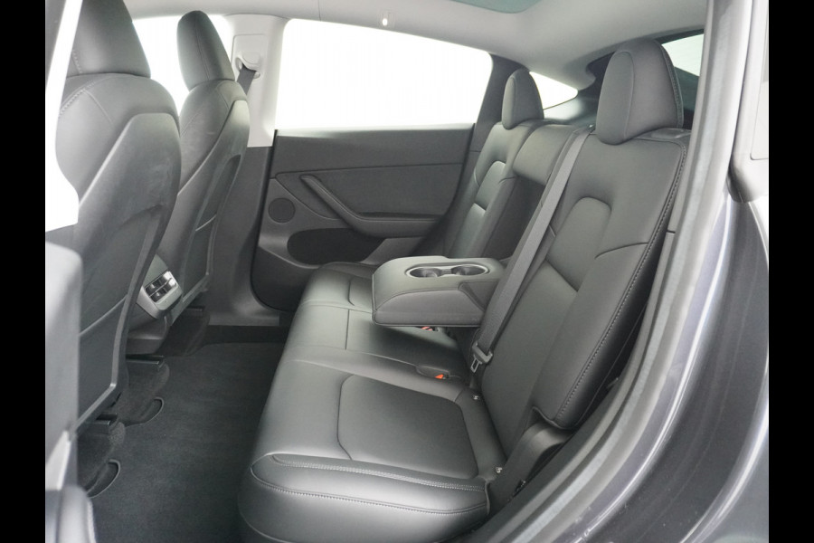 Tesla Model Y RWD 60kWh LFP 300PK Warmtepomp FSD-Computer 3 Auto-Pilot Sleutel-loos(via-GSM) Leder Premium Audio Camera's Panormadak Adap.Crui Elektr. Acht.klep WiFi Priv.Glass AEB ASR ESP IsoFix Connected-Services 1600kg Trekvermogen Orig.NLse Auto Accu-Garantie 6-2031/160.000km 1e Eigenaar 11kw thuis of snelladen tot 170kWh Slechts 13dkm