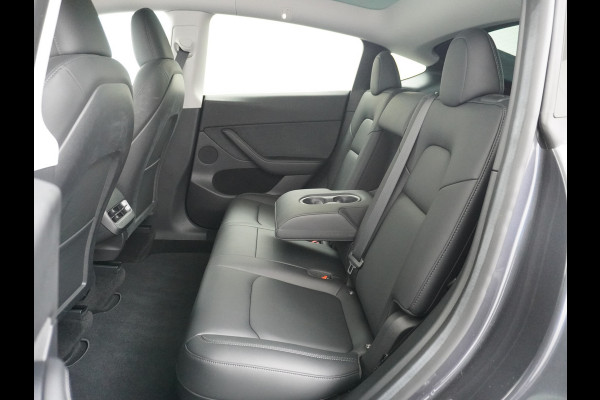 Tesla Model Y RWD 60kWh LFP 300PK Warmtepomp FSD-Computer 3 Auto-Pilot Sleutel-loos(via-GSM) Leder Premium Audio Camera's Panormadak Adap.Crui Elektr. Acht.klep WiFi Priv.Glass AEB ASR ESP IsoFix Connected-Services 1600kg Trekvermogen Orig.NLse Auto Accu-Garantie 6-2031/160.000km 1e Eigenaar 11kw thuis of snelladen tot 170kWh Slechts 13dkm