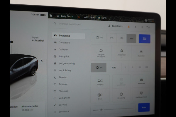 Tesla Model Y RWD 60kWh LFP 300PK Warmtepomp FSD-Computer 3 Auto-Pilot Sleutel-loos(via-GSM) Leder Premium Audio Camera's Panormadak Adap.Crui Elektr. Acht.klep WiFi Priv.Glass AEB ASR ESP IsoFix Connected-Services 1600kg Trekvermogen Orig.NLse Auto Accu-Garantie 6-2031/160.000km 1e Eigenaar 11kw thuis of snelladen tot 170kWh Slechts 13dkm
