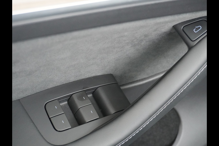 Tesla Model Y RWD 60kWh LFP 300PK Warmtepomp FSD-Computer 3 Auto-Pilot Sleutel-loos(via-GSM) Leder Premium Audio Camera's Panormadak Adap.Crui Elektr. Acht.klep WiFi Priv.Glass AEB ASR ESP IsoFix Connected-Services 1600kg Trekvermogen Orig.NLse Auto Accu-Garantie 6-2031/160.000km 1e Eigenaar 11kw thuis of snelladen tot 170kWh Slechts 13dkm