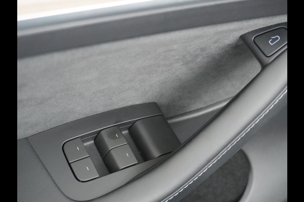 Tesla Model Y RWD 60kWh LFP 300PK Warmtepomp FSD-Computer 3 Auto-Pilot Sleutel-loos(via-GSM) Leder Premium Audio Camera's Panormadak Adap.Crui Elektr. Acht.klep WiFi Priv.Glass AEB ASR ESP IsoFix Connected-Services 1600kg Trekvermogen Orig.NLse Auto Accu-Garantie 6-2031/160.000km 1e Eigenaar 11kw thuis of snelladen tot 170kWh Slechts 13dkm