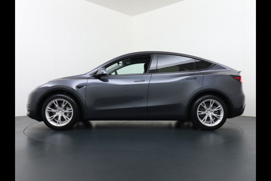 Tesla Model Y RWD 60kWh LFP 300PK Warmtepomp FSD-Computer 3 Auto-Pilot Sleutel-loos(via-GSM) Leder Premium Audio Camera's Panormadak Adap.Crui Elektr. Acht.klep WiFi Priv.Glass AEB ASR ESP IsoFix Connected-Services 1600kg Trekvermogen Orig.NLse Auto Accu-Garantie 6-2031/160.000km 1e Eigenaar 11kw thuis of snelladen tot 170kWh Slechts 13dkm