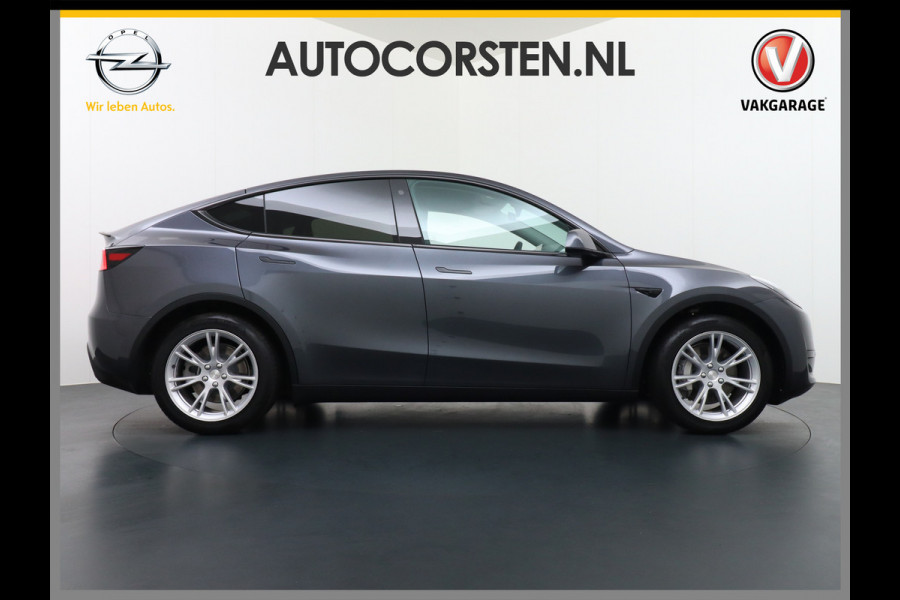 Tesla Model Y RWD 60kWh LFP 300PK Warmtepomp FSD-Computer 3 Auto-Pilot Sleutel-loos(via-GSM) Leder Premium Audio Camera's Panormadak Adap.Crui Elektr. Acht.klep WiFi Priv.Glass AEB ASR ESP IsoFix Connected-Services 1600kg Trekvermogen Orig.NLse Auto Accu-Garantie 6-2031/160.000km 1e Eigenaar 11kw thuis of snelladen tot 170kWh Slechts 13dkm