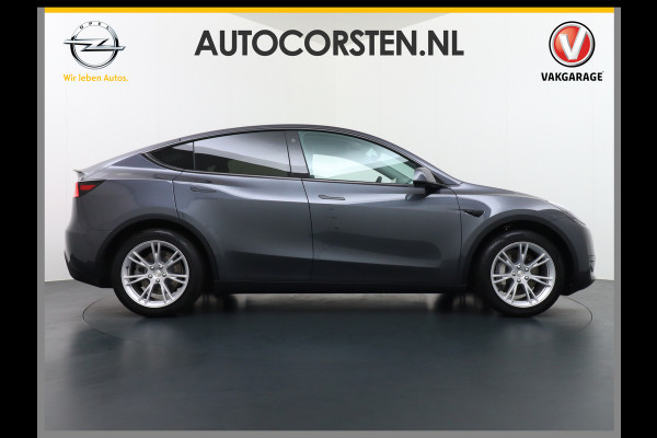 Tesla Model Y RWD 60kWh LFP 300PK Warmtepomp FSD-Computer 3 Auto-Pilot Sleutel-loos(via-GSM) Leder Premium Audio Camera's Panormadak Adap.Crui Elektr. Acht.klep WiFi Priv.Glass AEB ASR ESP IsoFix Connected-Services 1600kg Trekvermogen Orig.NLse Auto Accu-Garantie 6-2031/160.000km 1e Eigenaar 11kw thuis of snelladen tot 170kWh Slechts 13dkm