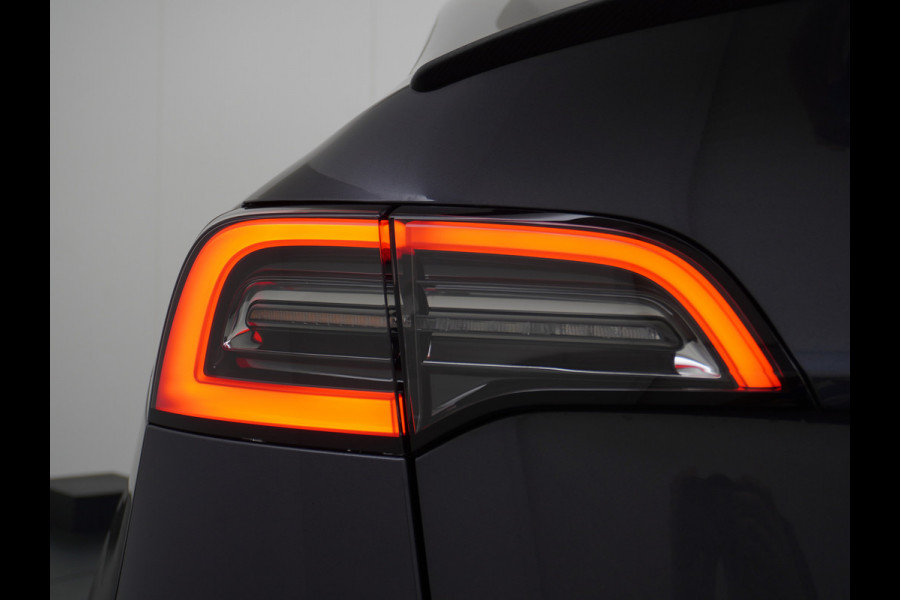 Tesla Model Y RWD 60kWh LFP 300PK Warmtepomp FSD-Computer 3 Auto-Pilot Sleutel-loos(via-GSM) Leder Premium Audio Camera's Panormadak Adap.Crui Elektr. Acht.klep WiFi Priv.Glass AEB ASR ESP IsoFix Connected-Services 1600kg Trekvermogen Orig.NLse Auto Accu-Garantie 6-2031/160.000km 1e Eigenaar 11kw thuis of snelladen tot 170kWh Slechts 13dkm
