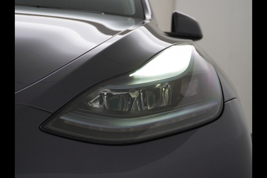 Tesla Model Y RWD 60kWh LFP 300PK Warmtepomp FSD-Computer 3 Auto-Pilot Sleutel-loos(via-GSM) Leder Premium Audio Camera's Panormadak Adap.Crui Elektr. Acht.klep WiFi Priv.Glass AEB ASR ESP IsoFix Connected-Services 1600kg Trekvermogen Orig.NLse Auto Accu-Garantie 6-2031/160.000km 1e Eigenaar 11kw thuis of snelladen tot 170kWh Slechts 13dkm