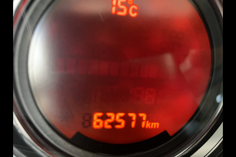 Fiat 500 1.2 Lounge Cruise control - Licht metalen velgen - Navigatie - Panoramadak - Parkeersensoren achter - regensensor - mistlampen - lederen stuurwiel