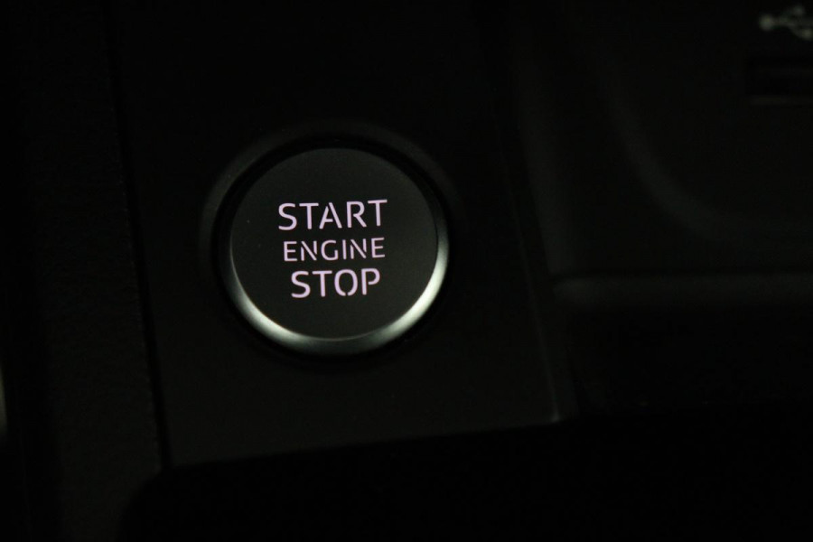 Audi A4 35 TFSI S edition | Stoelverwarming | B&O 3D Sound | Camera | Sportstoelen | Carplay | Full LED | Half leder | Virtual Cockpit | Navigatie | S Line