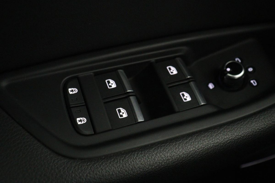 Audi A4 35 TFSI S edition | Stoelverwarming | B&O 3D Sound | Camera | Sportstoelen | Carplay | Full LED | Half leder | Virtual Cockpit | Navigatie | S Line