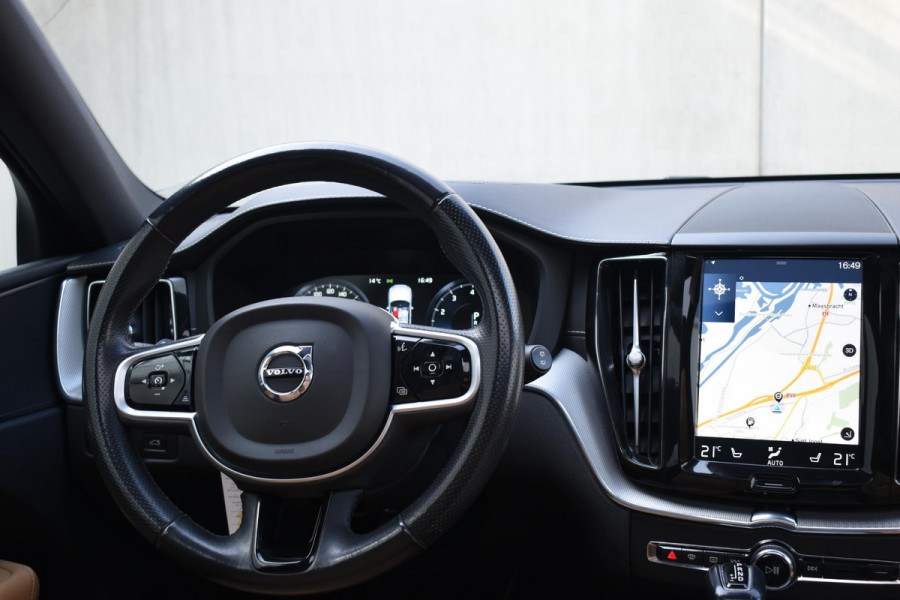 Volvo XC60 T5 250PK AWD Inscription / Navigatie / Cruise Control / Panorama Dak / Leder / LM Velgen /