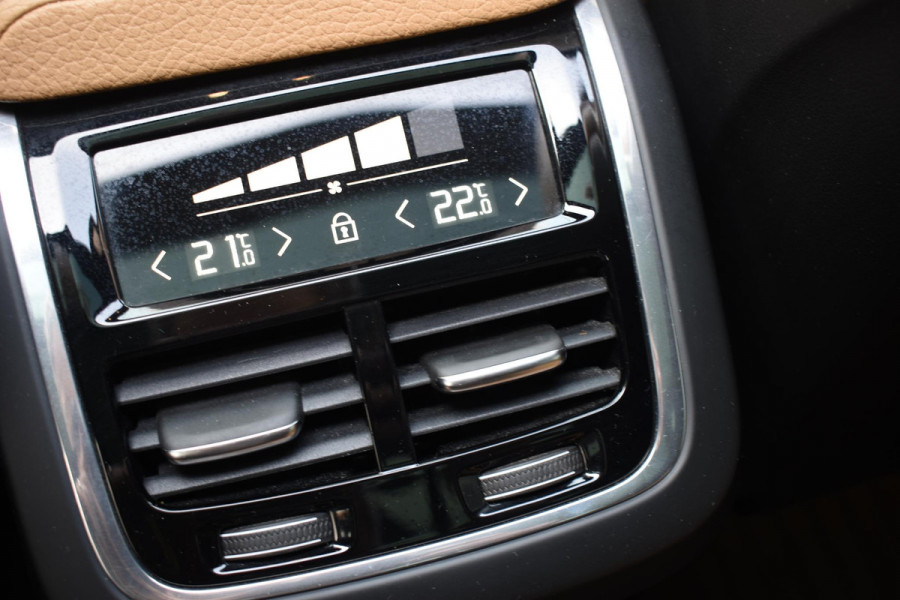 Volvo XC60 T5 250PK AWD Inscription / Navigatie / Cruise Control / Panorama Dak / Leder / LM Velgen /