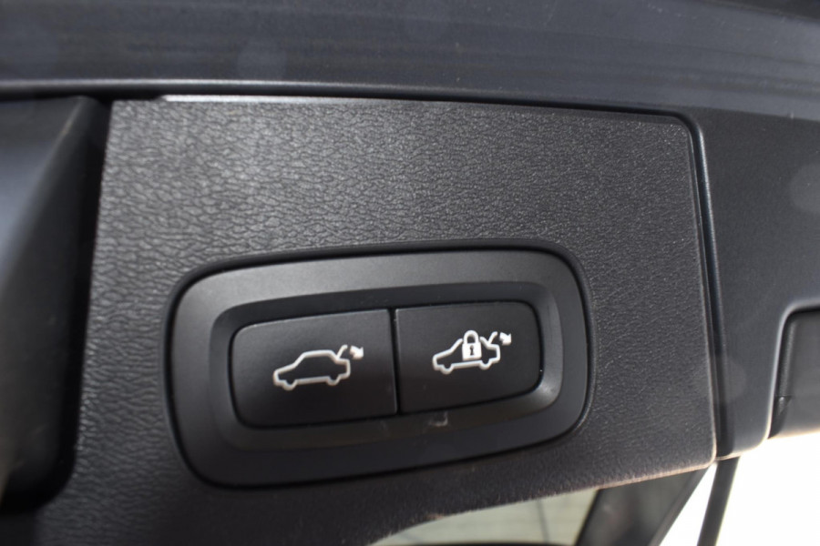 Volvo XC60 T5 250PK AWD Inscription / Navigatie / Cruise Control / Panorama Dak / Leder / LM Velgen /