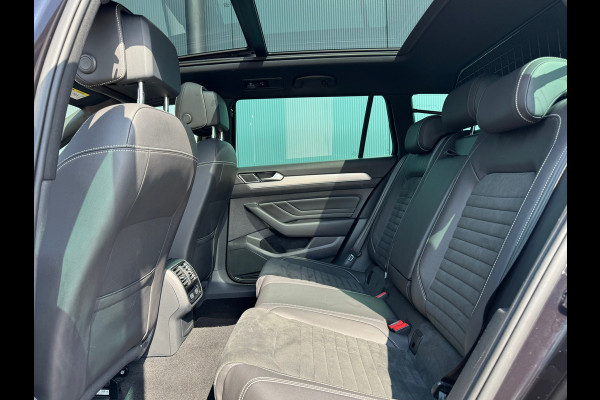Volkswagen Passat Variant 1.5 TSI * R-Line * Pano dak * Trekhaak * Digi teller * AppleCarPlay *