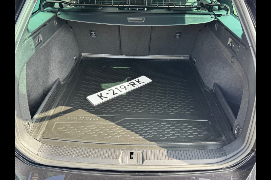 Volkswagen Passat Variant 1.5 TSI * R-Line * Pano dak * Trekhaak * Digi teller * AppleCarPlay *
