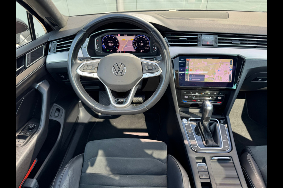 Volkswagen Passat Variant 1.5 TSI * R-Line * Pano dak * Trekhaak * Digi teller * AppleCarPlay *