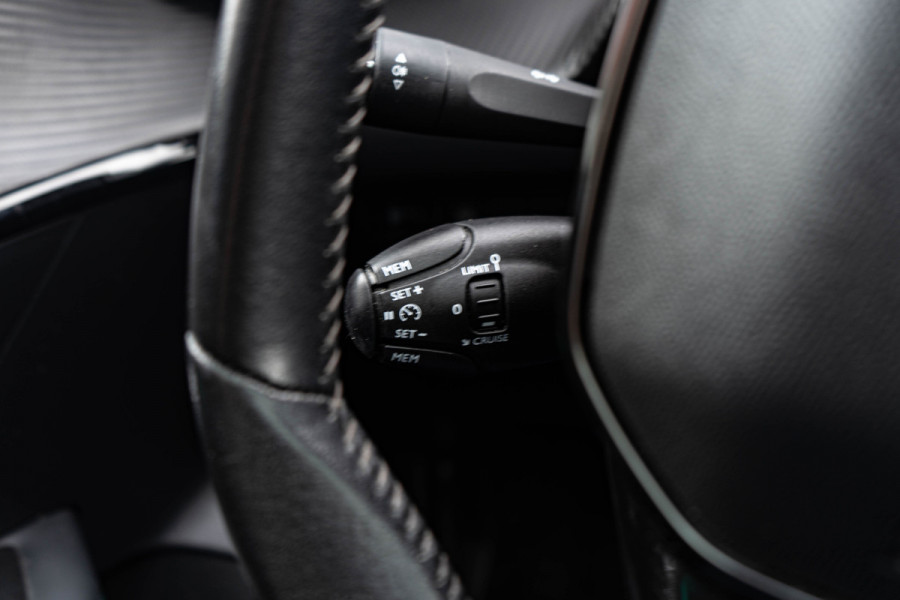 Peugeot 208 1.2 PureTech Allure / Navigatie/ Virtual Cockpit/ Panoramadak/ 74kW (101PK)
