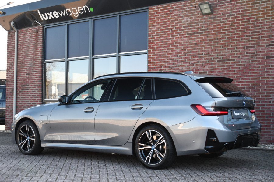 BMW 3 Serie Touring 320e M-Sport ACC HUD Sfeer Camera HiFi Stuurverw