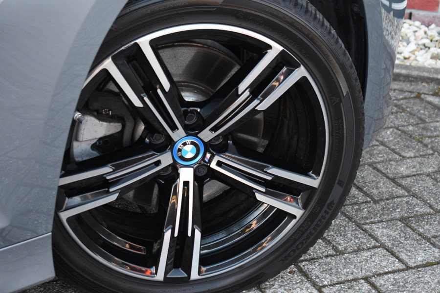 BMW 3 Serie Touring 320e M-Sport ACC HUD Sfeer Camera HiFi Stuurverw