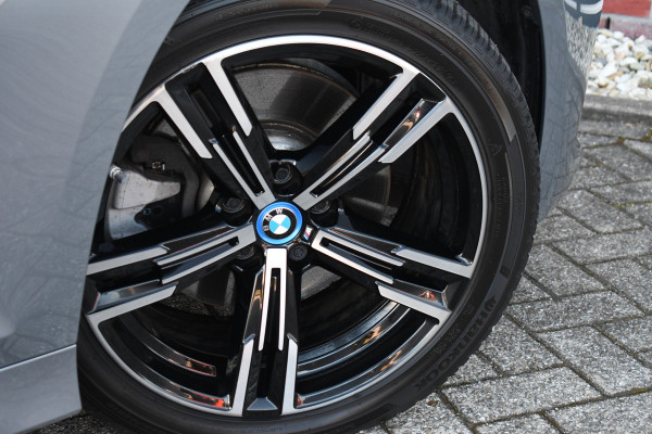 BMW 3 Serie Touring 320e M-Sport ACC HUD Sfeer Camera HiFi Stuurverw
