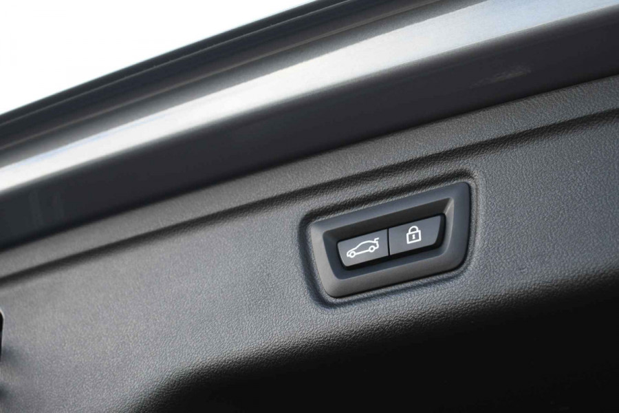 BMW 3 Serie Touring 320e M-Sport ACC HUD Sfeer Camera HiFi Stuurverw