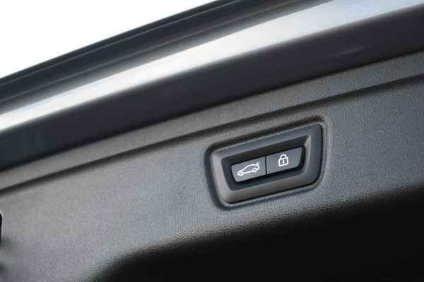 BMW 3 Serie Touring 320e M-Sport ACC HUD Sfeer Camera HiFi Stuurverw