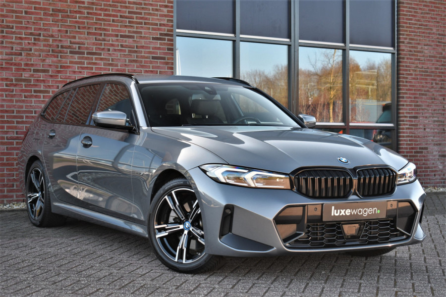 BMW 3 Serie Touring 320e M-Sport ACC HUD Sfeer Camera HiFi Stuurverw