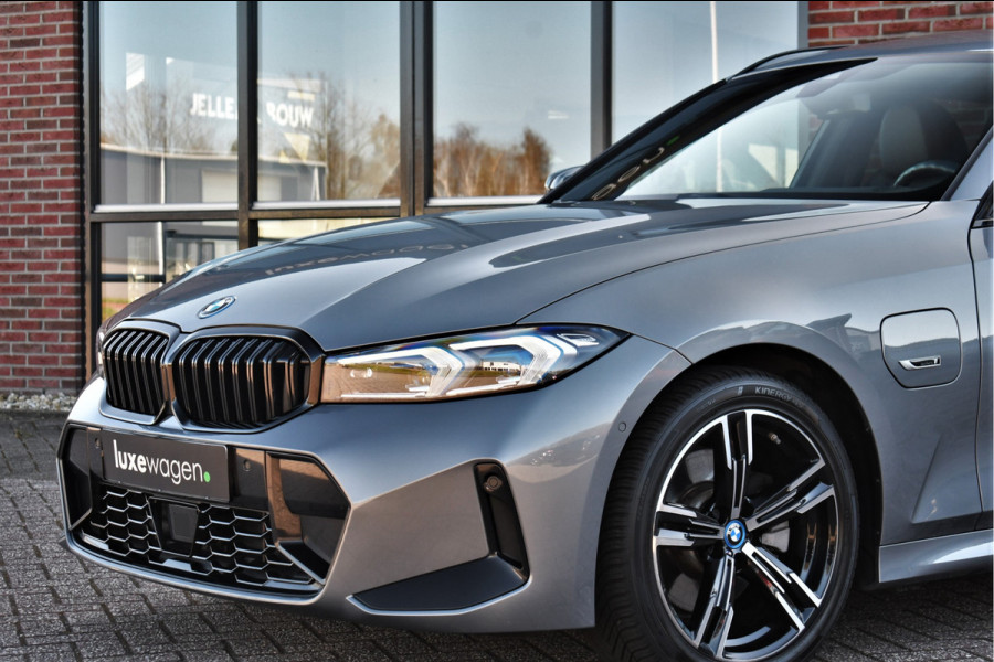 BMW 3 Serie Touring 320e M-Sport ACC HUD Sfeer Camera HiFi Stuurverw