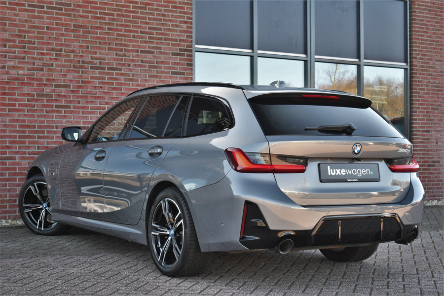 BMW 3 Serie Touring 320e M-Sport ACC HUD Sfeer Camera HiFi Stuurverw